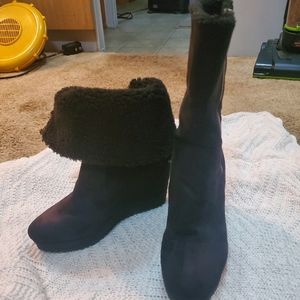 Black Juicy Couture fur lined wedge booties with zip up sides 🖤